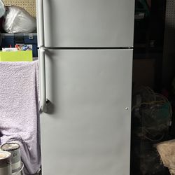 GE Refrigerator Top /Bottom