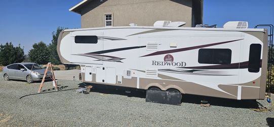 2014 Redwood fifth-wheel 35' With 3 Slides Outs