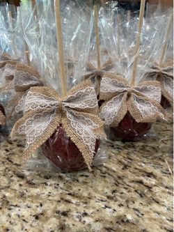 Manzanas con chamoy.  $5 cada una o $40 la docena