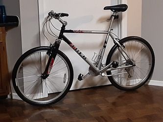 Impeccable...TREK ...820 Mountain Bike .... Mens Large  26"