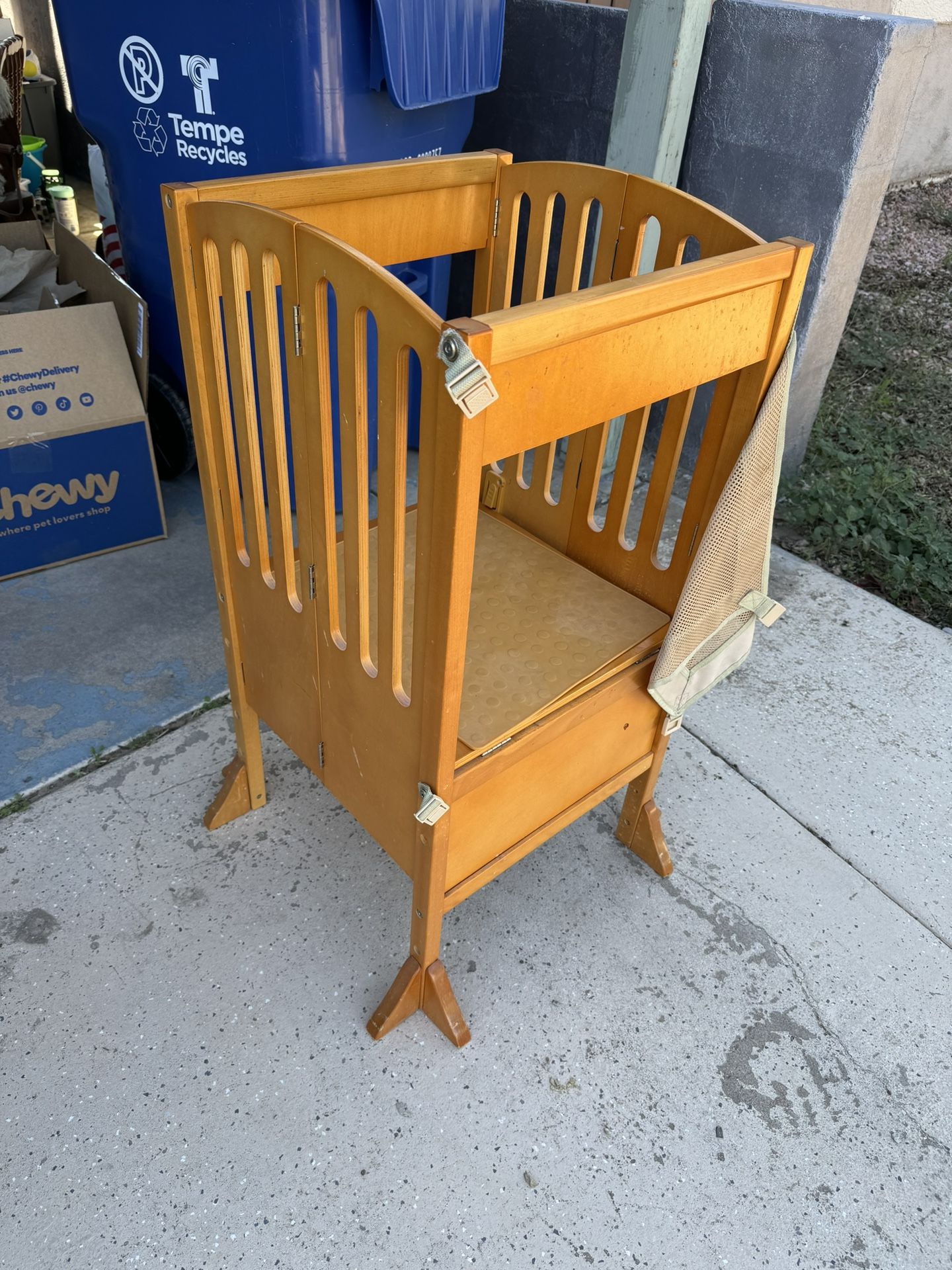 Guide Craft Toddler Kitchen Stand