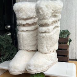 BOOTS Sla rodilla. Parecen estar diseñadas para el invierno, son muy peludas y de color blanco o 