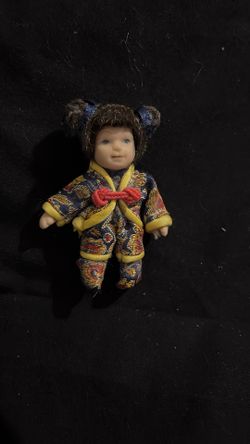 COLLECTABLE PORCELAIN OR BISQUE MINI DOLL DRESSED IN TRADITIONAL CHINESE ATTIRE