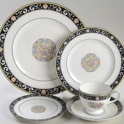 Runnymede By Wedgwood  China Dinnerware Set Of 8