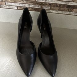 LIKE NEW WORN ONLY ONCE MICHAEL KORS LEATHER PUMP SIZE 7