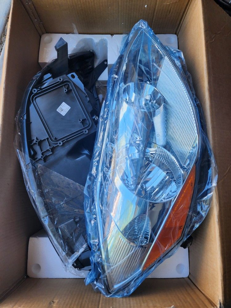06-10 Toyota Sienna Headlights
