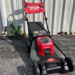 MILWAUKEE 21 inch Self Propelled Lawn Mower 