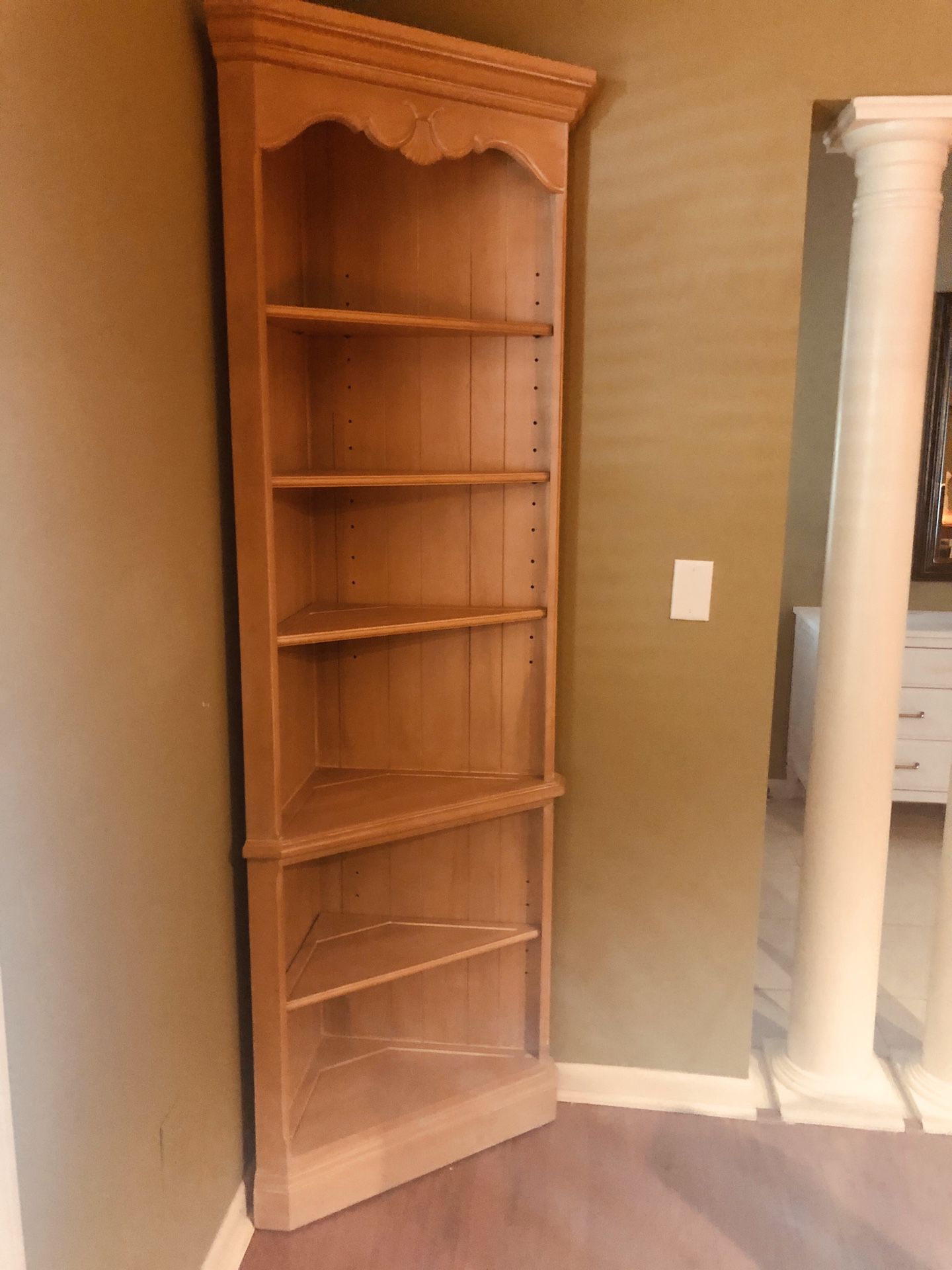 Ethan Allen corner bookcase(free)
