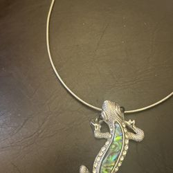 BEAUTIFUL LIZARD PENDANT NECKLACE 