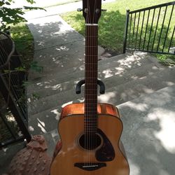 Yamaha FG700s solid spruce top acoustic guitar with padded gig bag and accessories 