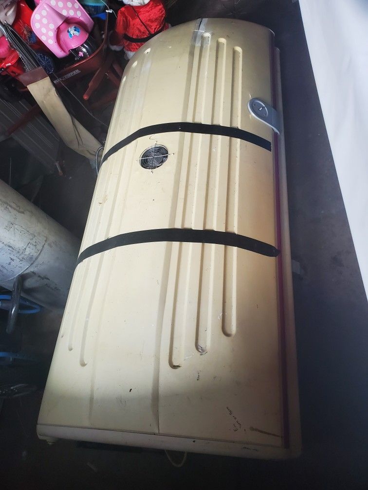 Spectrum Tanning Bed. All New Bulbs. Uses 3 Prong 220 Outlet Includes Metal Base/ StandFREE