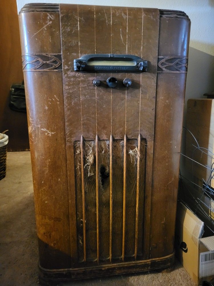 Antique 4 Foot Tall General Electric Freestanding Antique Radio!