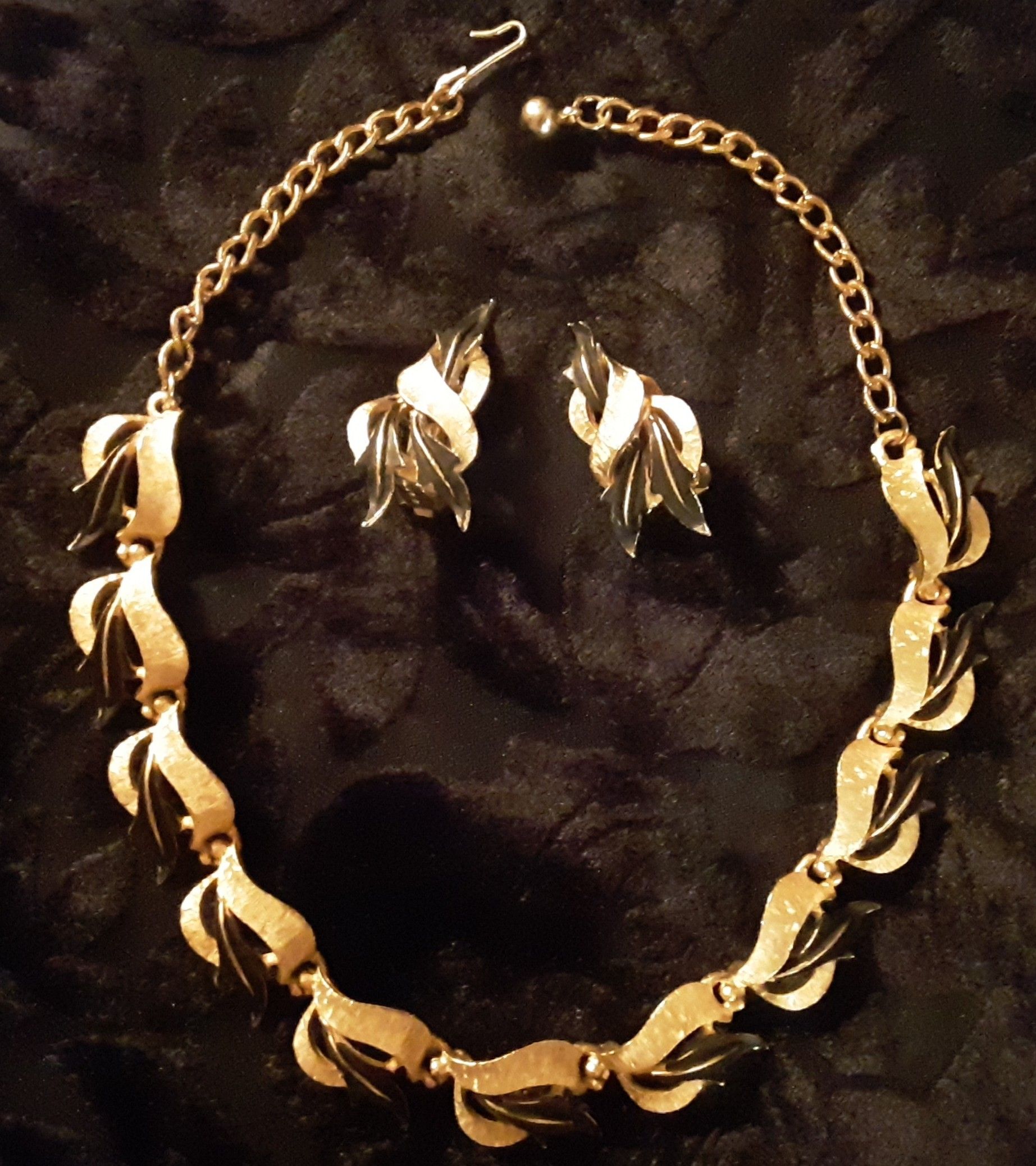 Vintage ART CO. Gold tone & blk enamel Choker Necklace w/ matching Earrings c 1955