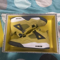Jordan 4s Lighting 4s Size 9.5 Good Condition 