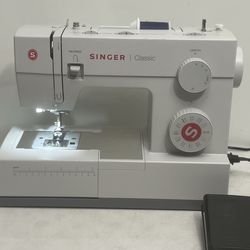 Singer Classic 44S Mechanical Sewing Machine With Pedal - Tested & Working. Used in good condition with some cosmetic blemishes. These blemishes are i