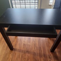 Mesita para computadora o para   sala.  Muy bonita tiene un pequeño  cajón