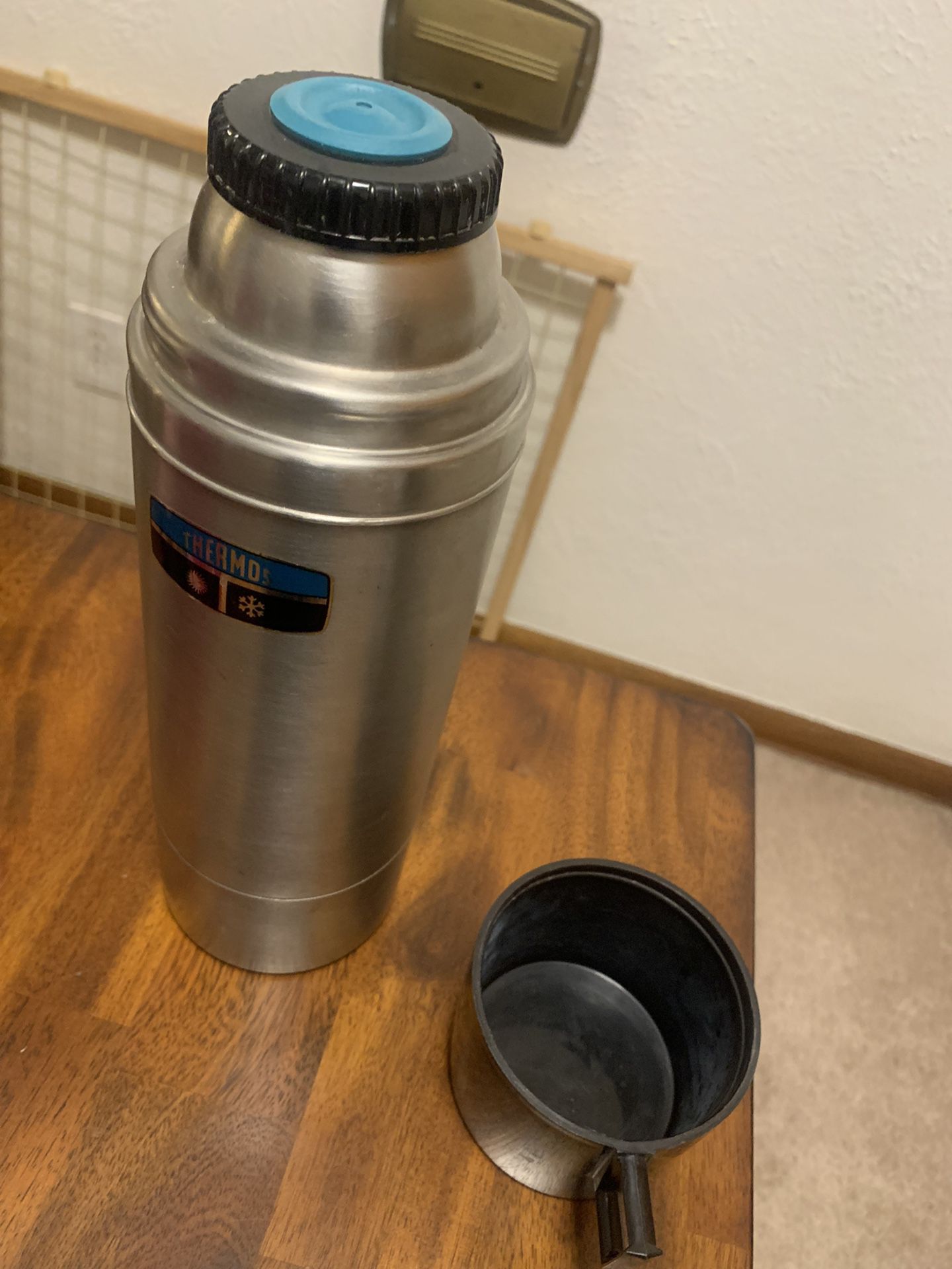 Vintage Thermos Division King-Seely 32 Oz. Thermos with Stopper and Plastic  Cup