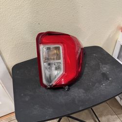 2020 To 2023 FORD EXPLORER RH TAIL LIGHT 