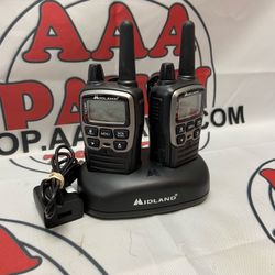 Midland XT Two-Way Radios Walkie Talkie Pair w/ 18CVP16 Charger 11059900