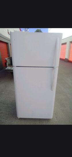 Refrigerator refrigerators 28 and 30 in wide! Good Condition, Clean! Fully Works, Same Day Delivery Available, 30 Day Replacement Warranty!