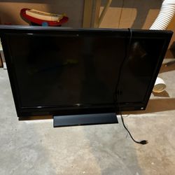 Entertainment Bundle Vizio And Magnavox TV With Stand And TV Hutch