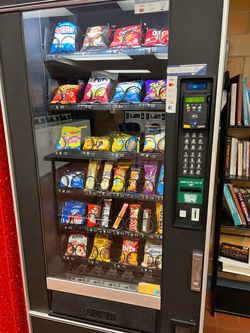 Snack vending machine