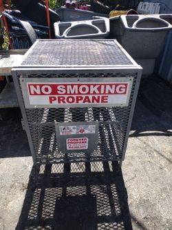 Good condition propane cage and six propane tanks.