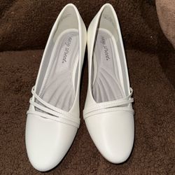 Size 8.5 M white new heels