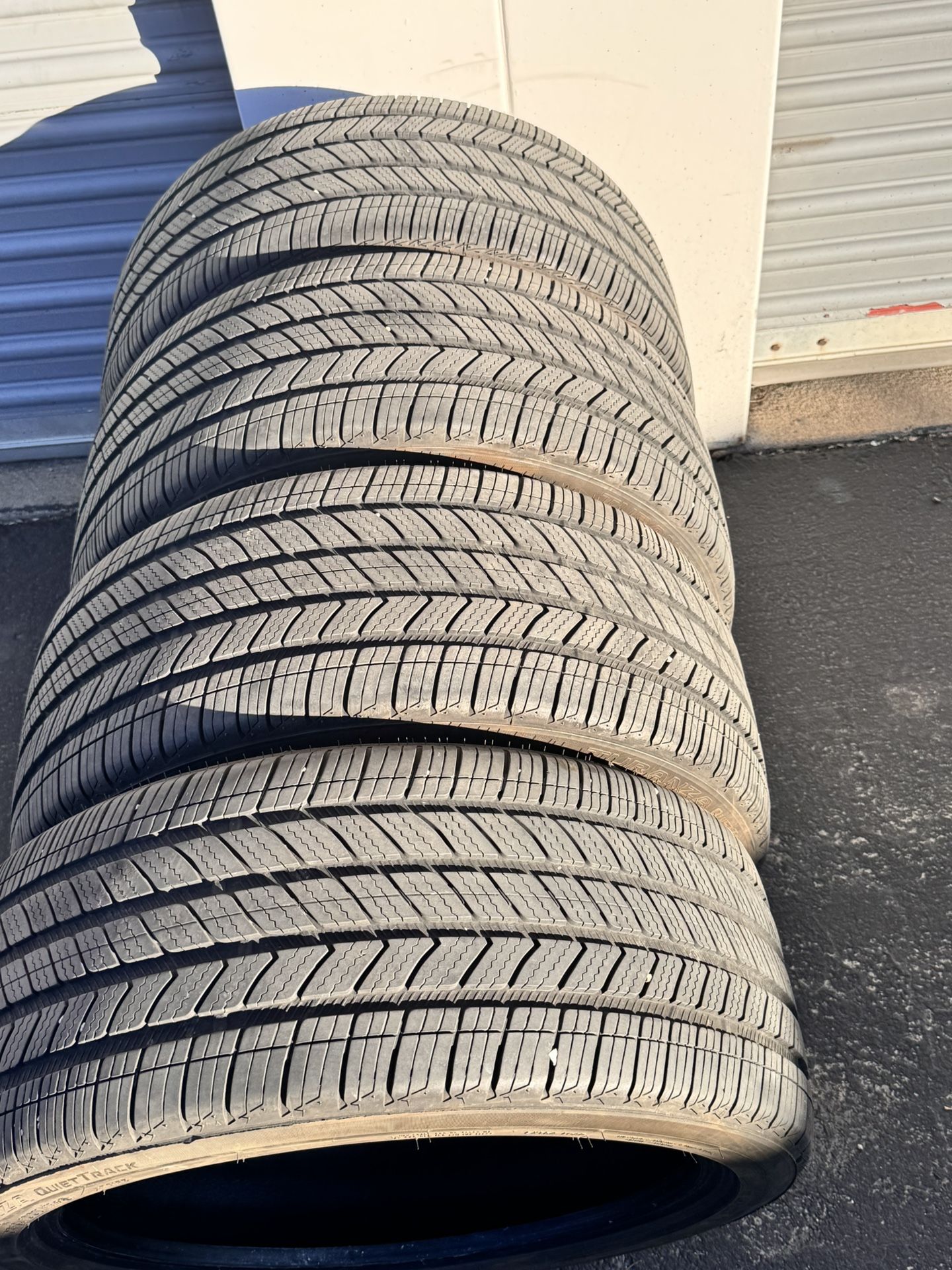 255 40 19 Bridgestone Turanza QuietTrack tires - Like New