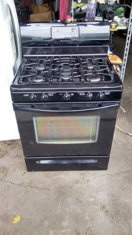 Frigidaire Gas Stove/Oven 5 burner. In Good Working Condition. 