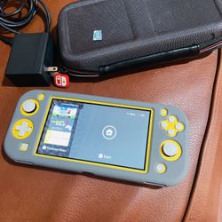 For Sale Nintendo Switch Lite Color Amarillo Trae Una Memoria Con Juegos Como Mortal Combat