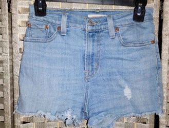 FIRM IN MERCED‼️JRS/WOMEN'S LEVIS SHORTS