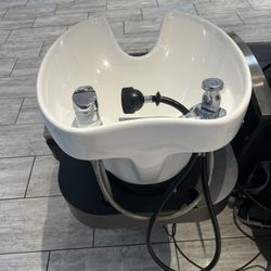 Hair shampoo chair