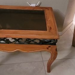 2 matching living room side tables. 