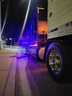 Peterbilt 579 Platnium 2016 OBO ( With Warranty)