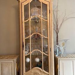 Hutch/glass cabinet with light