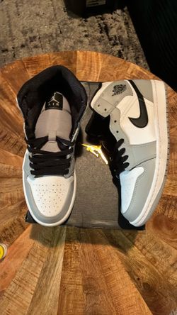 Jordan 1 mid light smoke grey