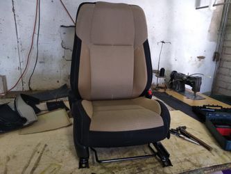 Se hace tapicería de carros de cualquier clase