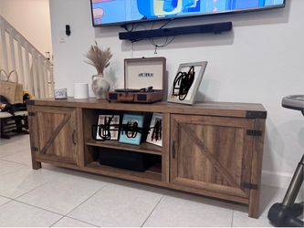 TV Stand / Entertainment Center – Like New