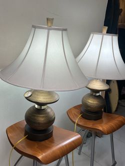 Pair table lamps pretty in very good condition