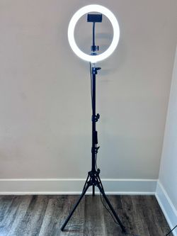 Ring light with multiple colors settings and tripod