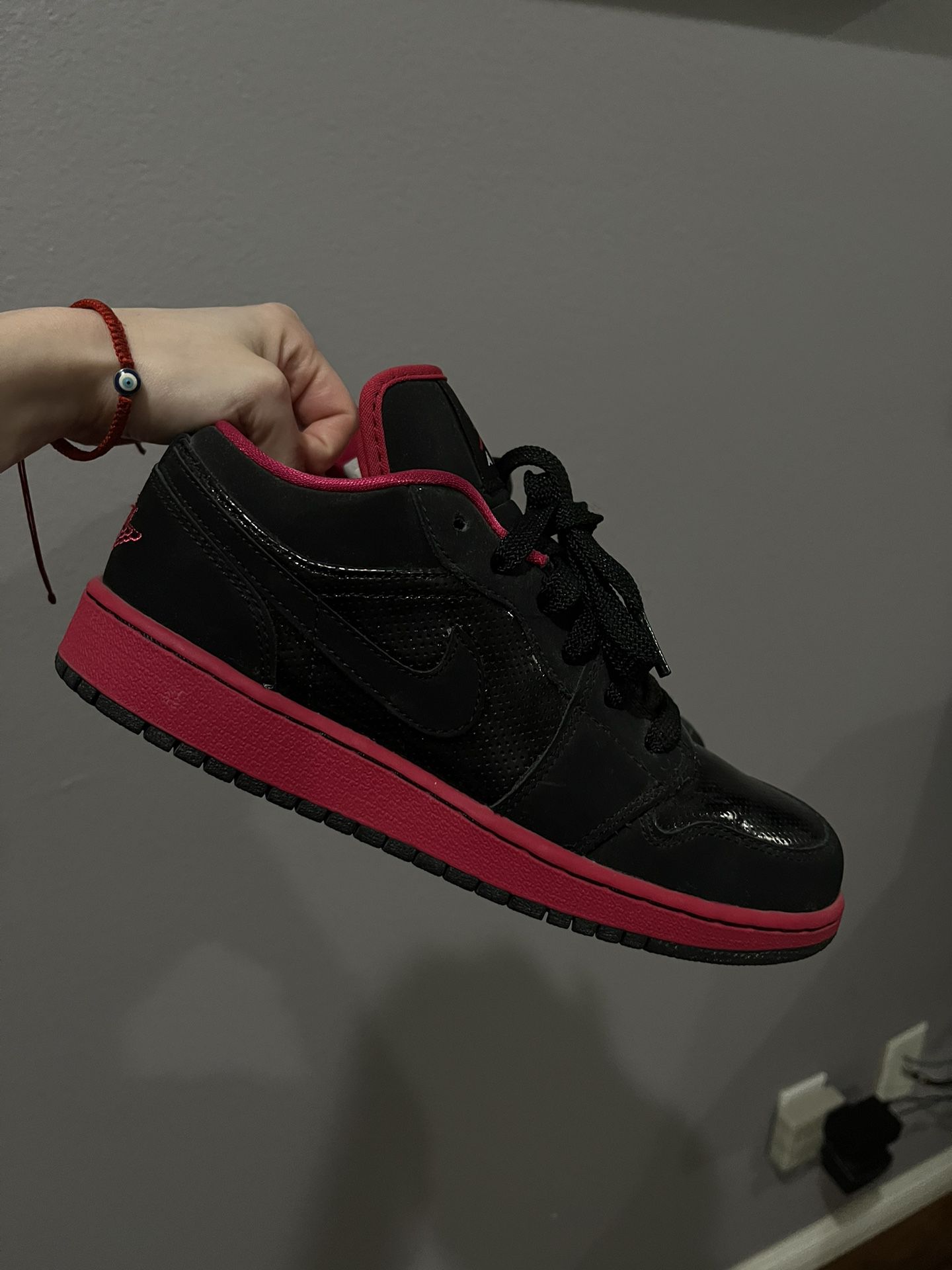 Nike Air Jordan 1 Low (GS) Black / Voltage Cherry Size 6Y