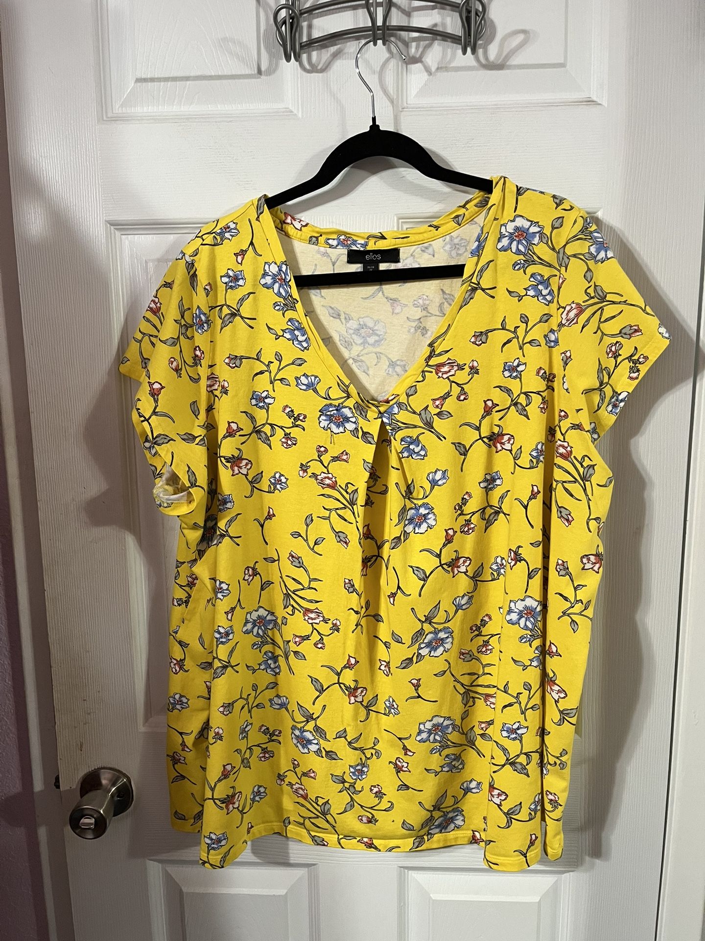 Brand Ellos. Womens Size 26/ 28. Tunic Length Top. Color Yellow with a floral print. Made of 100% Cotton. Brand new never worn .