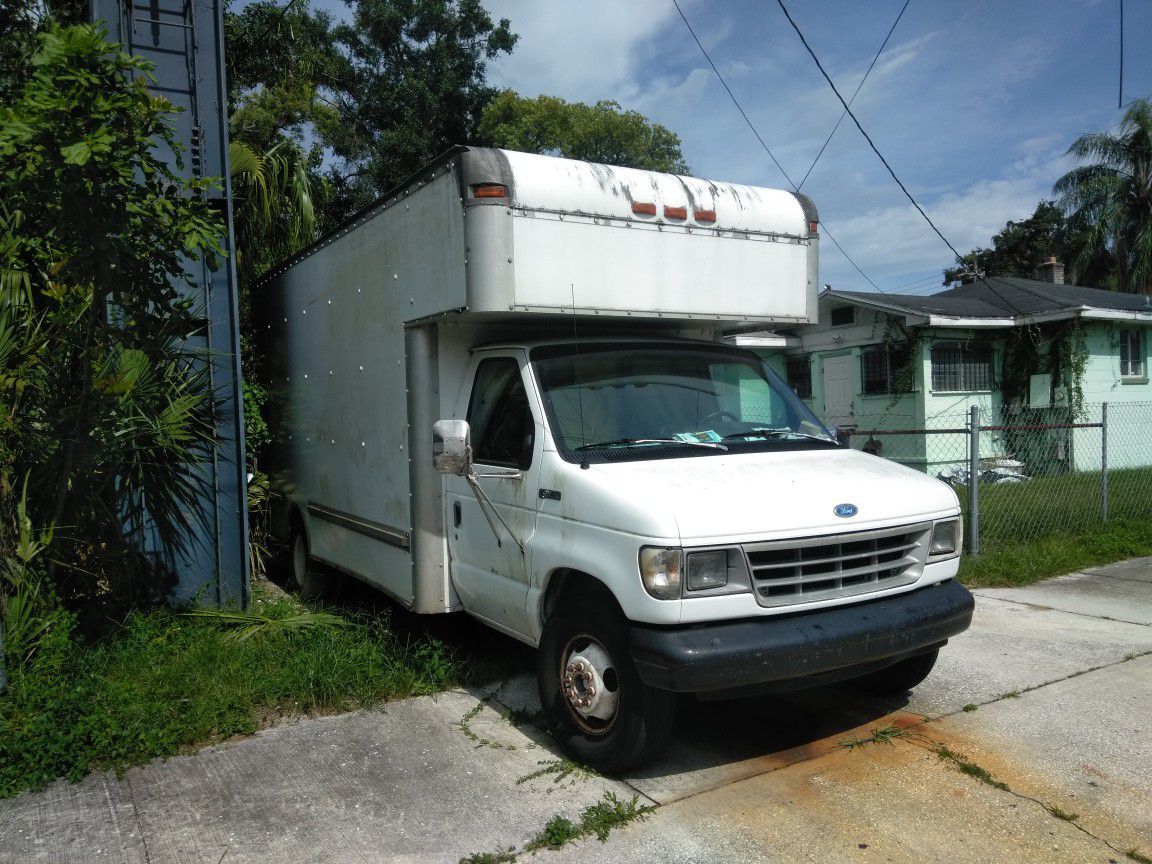 Box truck Ford E-350 15ft