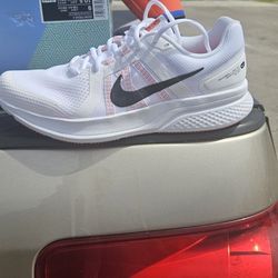 Brand new NIKE zise 10 women's