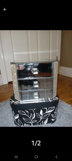 New mirrored jewelry box/mini drawers with bling redescription