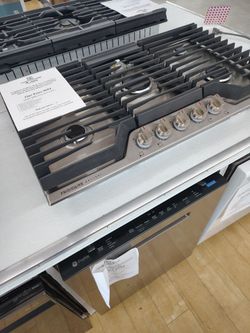 $694 Frigidaire Gallery 36-Inch Gas Cooktop Stainless Steel
