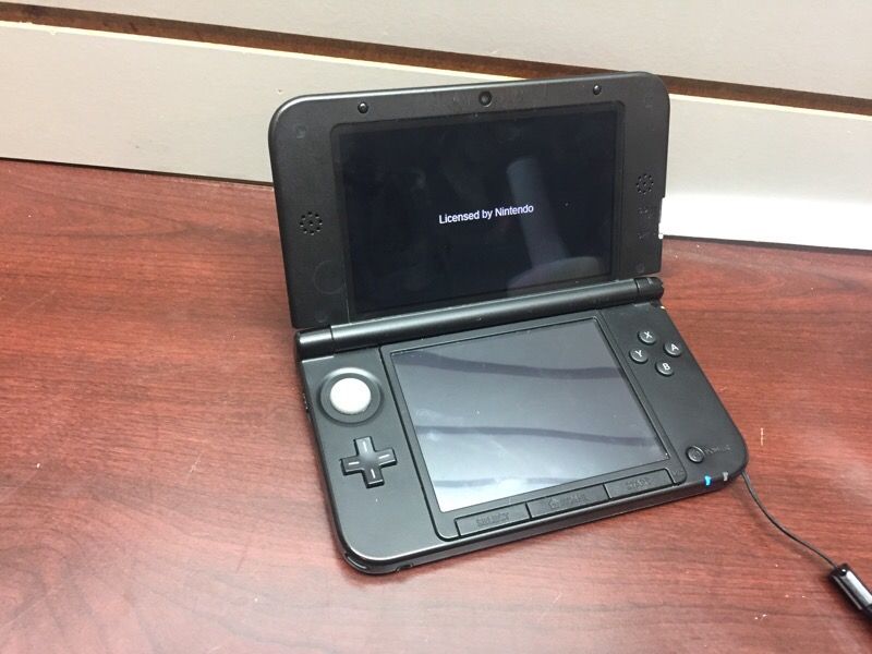 Mario Nintendo 3DS w/ COD MW & Charger