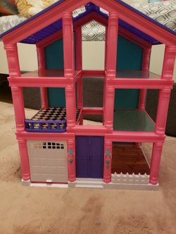 $10 Small Doll House With Car