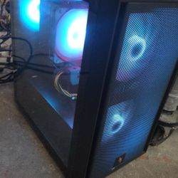 Gaming PC *plays All Modern Games* 